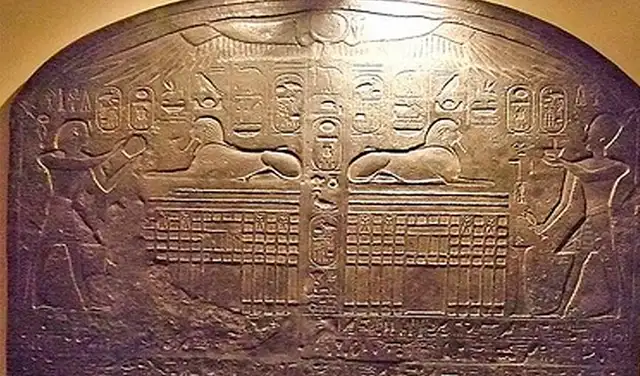 La Estela del Sueño muestra dos esfinges por las cuales los investigadores sugieren que una de ellas está enterrada. Foto: Wikimedia