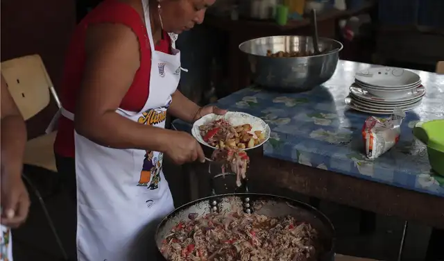 Mujeres organizadas recolectan en mercados mayoristas alimentos que no se venden por su apariencia.