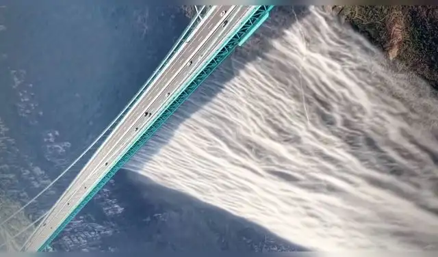 El puente del Gran Cañón de Huajiang cuenta con una gran catarata artificial. Foto: CGTN