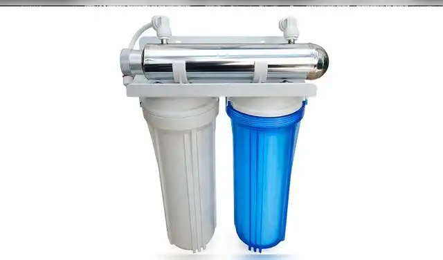 Diagrama de un sistema de purificación de agua potable que integra procesos de fotólisis UVC y captura utilizando materiales adsorbentes.