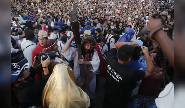 Cada año, cientos de personas acompañan el vía crucis del Cristo Cholo