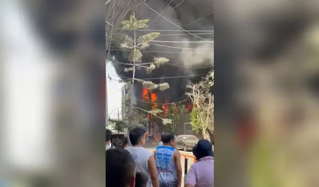 El incendio se registra en un almacén ubicado en una zona urbana.