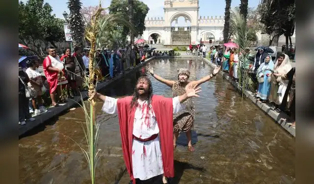 El Jueves Santo, recreó el bautizo de Jesucristo en la pileta del Paseo de las Aguas en el Rímac.