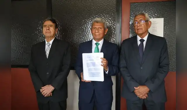 Testigos. General (r) Félix Murazzo (centro) y los comandantes (r) Clodomiro Diaz y Luis Elías. Foto: difusión  