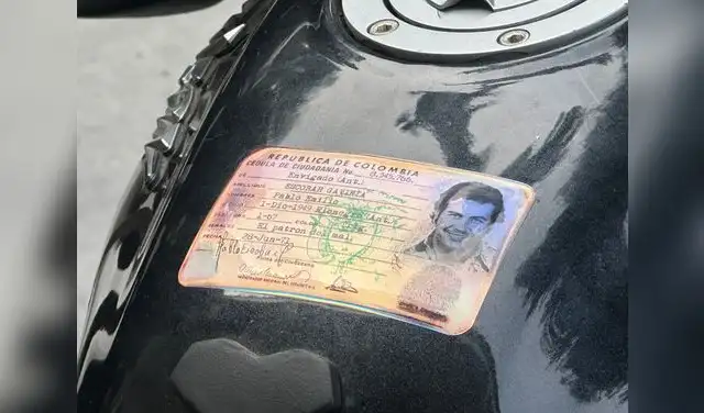 El sticker que los presuntos delincuentes tenían en su unidad.