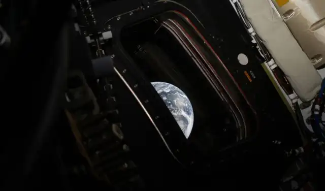 La Tierra se aprecia desde la ventana de la nave. Foto: NASA La Tierra se aprecia desde la ventana de la nave. Foto: NASA