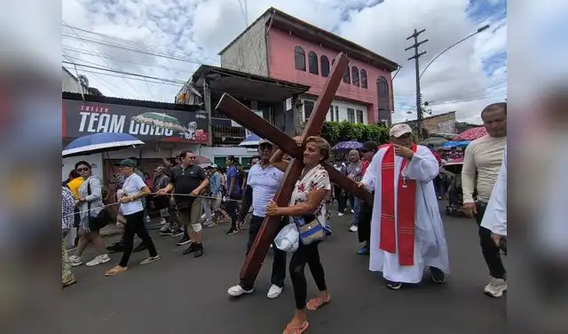 Fieles cargando la cruz en Iquitos