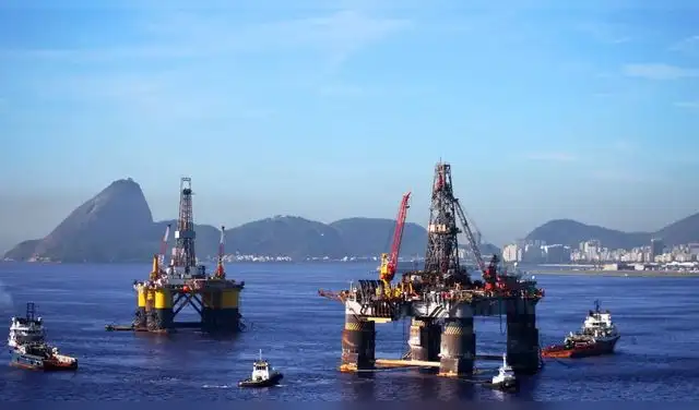 Surinam, al igual que Guyana, también le debe su crecimiento económico a su yacimiento de petróleo. Surinam, al igual que Guyana, también le debe su crecimiento económico a su yacimiento de petróleo.