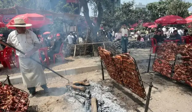 Preparación del chancho al palo tradicional en Huaral. Foto: Andina Preparación del chancho al palo tradicional en Huaral. Foto: Andina