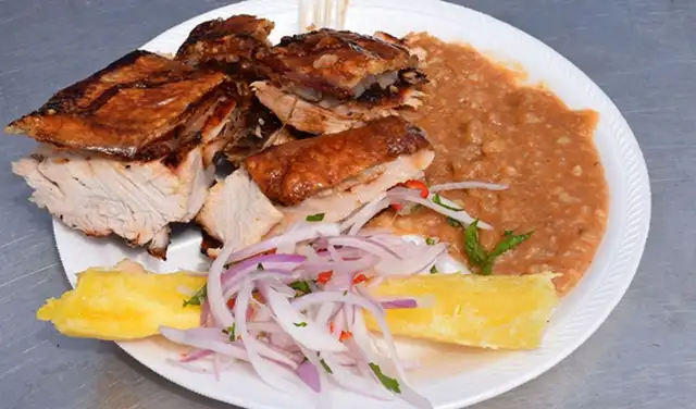 El tradicional chancho al palo se acompaña con carapulcra y cebolla fresca. El tradicional chancho al palo se acompaña con carapulcra y cebolla fresca.