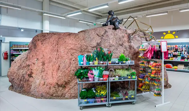 La enorme roca se encuentra en medio del supermercado. Foto: Nordecon