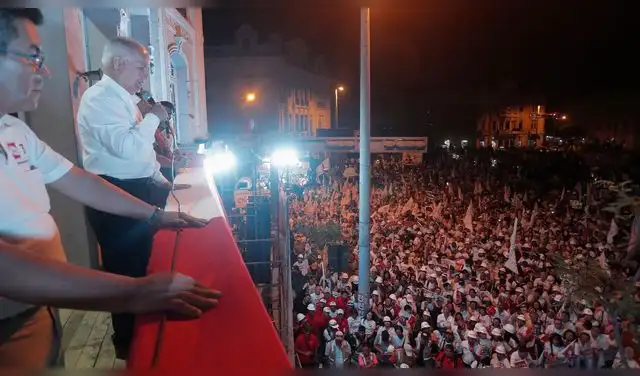 López Chau dirigiéndose al público en su mitin de cierre de campaña en la Plaza Dos de Mayo en Lima. Foto: Marco Cotrina / La República