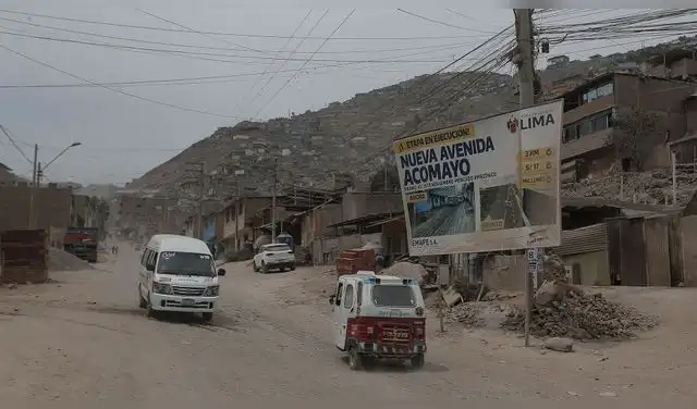 A seis meses de la colocación de la primera piedra de la obra, el polvo continúa. El cartel que la anunciaba, también. Créditos: Marco Cotrina / La República. A seis meses de la colocación de la primera piedra de la obra, el polvo continúa. El cartel que la anunciaba, también. Créditos: Marco Cotrina / La República.
