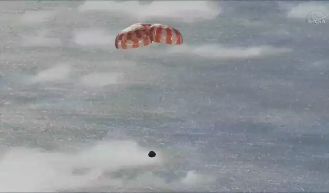 La cápsula Orión desplegó su paraícadas antes del amerizaje. Foto: NASA