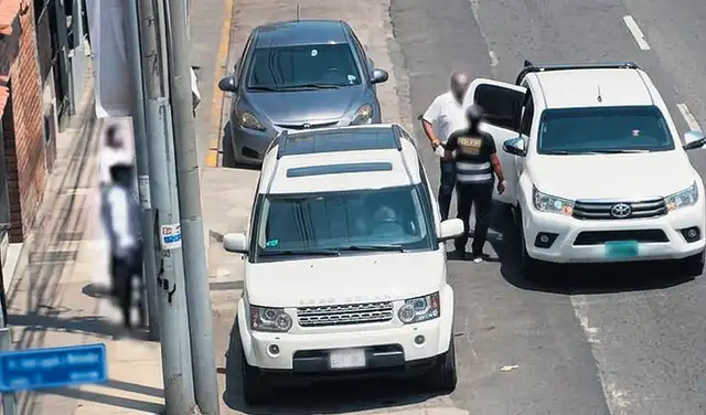Captados. En la camioneta, el policía en retiro José Castillo Carranza, quien llevó al spa a agentes policiales del Rímac. Foto: La República 