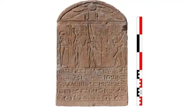 Estela egipcia que representa al emperador romano Tiberio (a la derecha) junto a Amón, Mut y Khonsu. Foto: Ministerio de Turismo y Antigüedades de Egipto