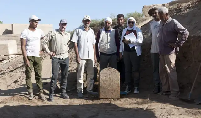 Investigadores muestran la estela de 2.000 años de antigüedad en Luxor. Foto: Ministerio de Turismo y Antigüedades de Egipto