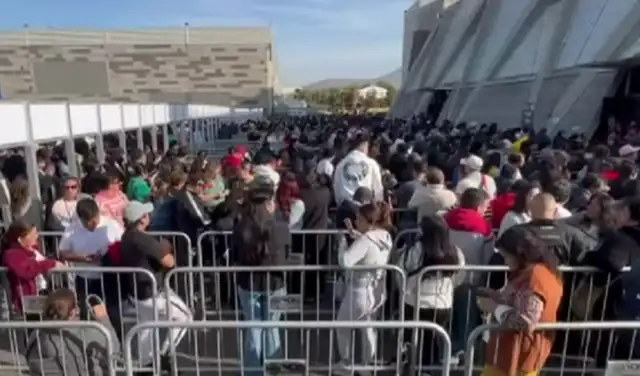 Largas colas en el centro de votación Espacio Riesco en Santiago de Chile.