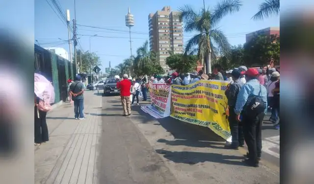 La falta de resolución motivó una movilización de aproximadamente 200 acreedores laborales, quienes el miércoles 15 de abril protestaron en los exteriores del Indecopi.