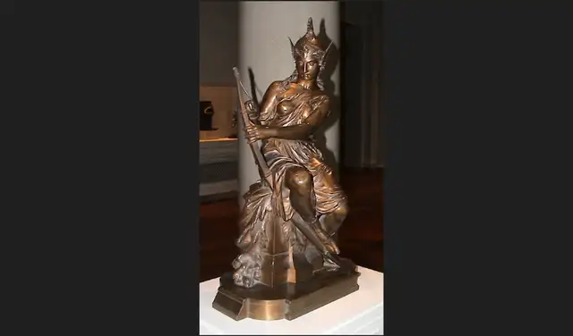 La escultura “Amazona preparándose para la guerra” (1882) de Pierre-Eugène-Émile Hébert. Imagen: Difusión.