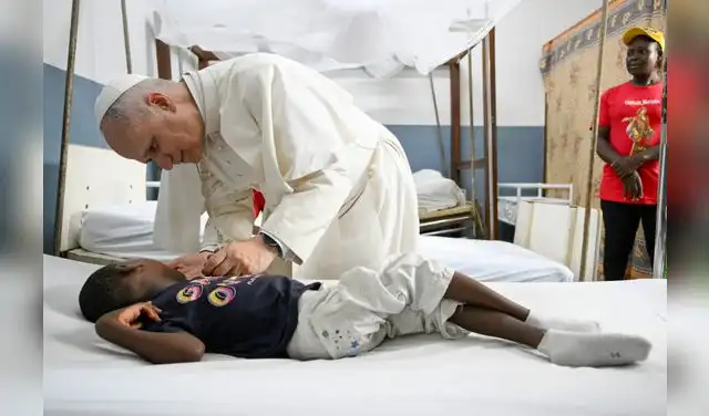 Papa León XIV durante una visita al Hospital Católico San Pablo en Douala, Camerún, como parte de su viaje apostólico a África.