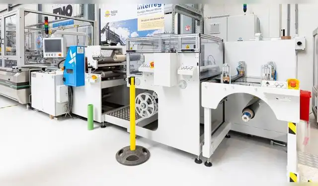 Maquina de tejas de perovskita