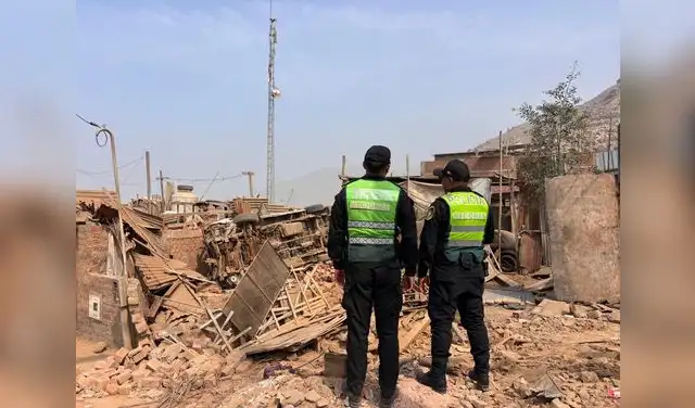 Efectivos policiales en el lugar del accidente de tránsito