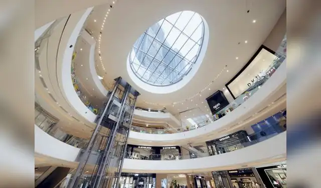 El enorme rasacielos horizontal chino alberga un hotel de lujo y un extenso centro comercial. Foto: Safdie Architects