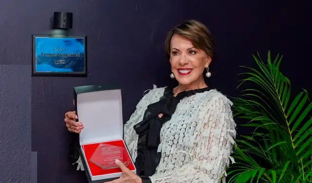 Yvonne Frayssinet se muestra emocionada al recibir reconocimiento al poner su nombre a una sala del nuevo multiteatro en Surco, inaugurado por Ricardo Mendoza. Foto: difusión