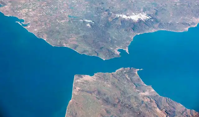 El Estrecho de Gibraltar es un angosto canal natural que conecta el océano Atlántico con el mar Mediterráneo, separando Europa y África. Foto: Estación Espacial Internacional