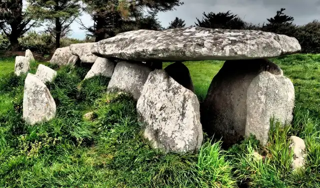 Las tumbas de galería eran comunes en toda la Europa neolítica. Esta imagen muestra una situada en Bretaña, al noroeste de Francia. Foto: Ludovic Debono/iStock