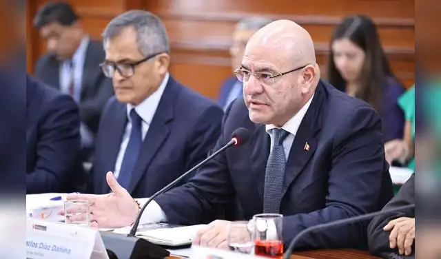 Versión. El ministro de Defensa, Carlos Díaz, autorizó la firma del contrato por los F-16. Foto: difusión  