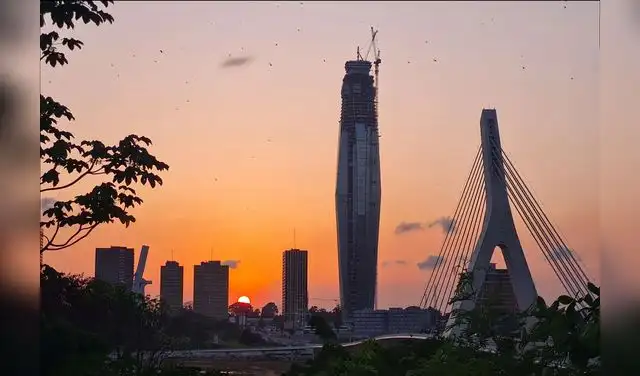 La obra africana ya alcanzó los 300 metros de altura en 2026. Foto: BESIX
