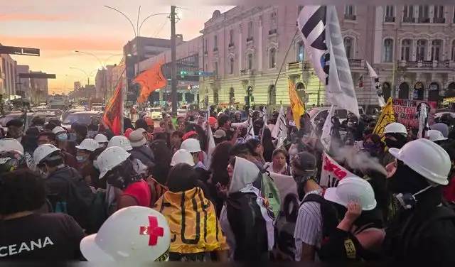 Movilización de jóvenes estudiantes frente al alza del costo de vida. Movilización de jóvenes estudiantes frente al alza del costo de vida.