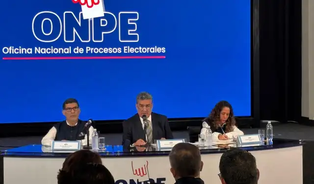 Funcionarios de la ONPE participaron en conferencia de prensa Funcionarios de la ONPE participaron en conferencia de prensa
