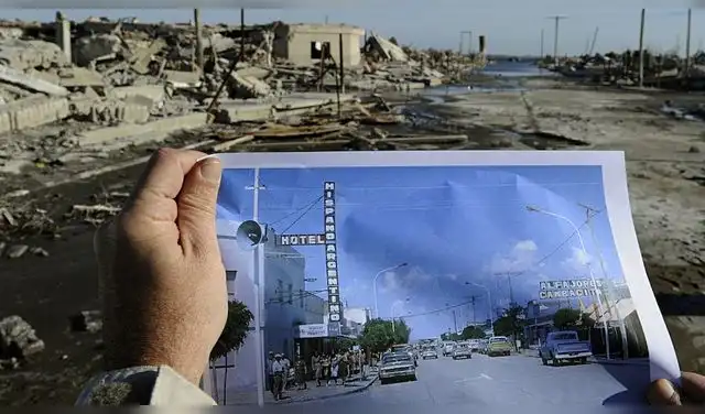 Una foto de cómo era el pueblo antes de la tormenta de 1985 y las ruinas actuales. Foto: AFP