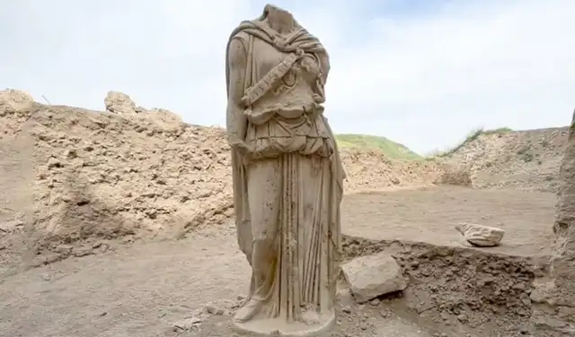 La estatua, elaborada en mármol blanco, mide aproximadamente 2 metros de altura y representa a Atenea de pie sobre una base circular. Foto: Ministerio de Cultura y Turismo de Turquía.