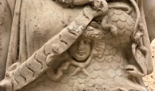 La figura presenta una égida en su pecho —un elemento ornamental tradicionalmente asociado con Atenea— que muestra la cabeza de Medusa rodeada de serpientes. Foto: Ministerio de Cultura y Turismo de Turquía