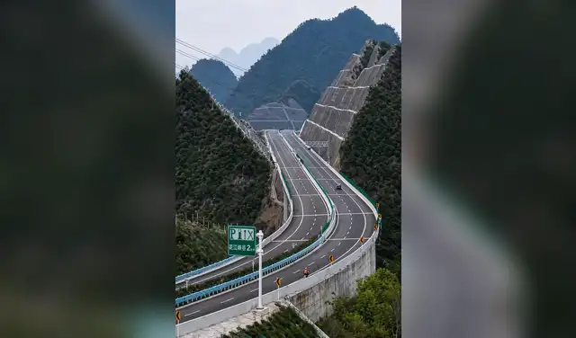 Vista de la autopista Liuzhi-Anlong en la montaña, en China. Foto: La Nación