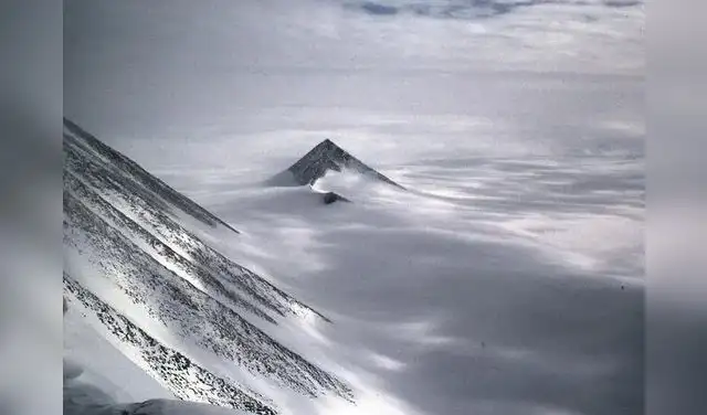 La base de la 'pirámide' permanece oculta por las capas de hielo de la Antártida. Foto: difusión