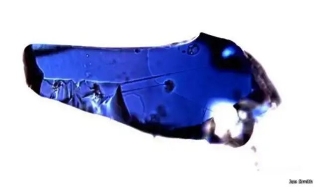 La ringwoodita es un mineral que ofrece una pista de cómo puede ser el interior del planeta. Foto: Joe Smith/BBC