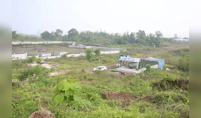 Aislada de cualquier entorno urbano: no hay comercios, construcciones ni vías de acceso que lleven hasta la estación en medio del terreno vacío.