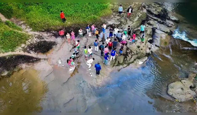 Pobladores inspeccionan el cauce tras el derrame de hidrocarburos, donde se observan manchas oscuras adheridas a las rocas y la superficie del agua. Foto: Defensoría del Pueblo