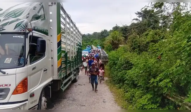 Pobladores caminan por la vía Saramiriza–Bagua durante el bloqueo, en protesta por la inacción a más de un año del derrame de hidrocarburos.