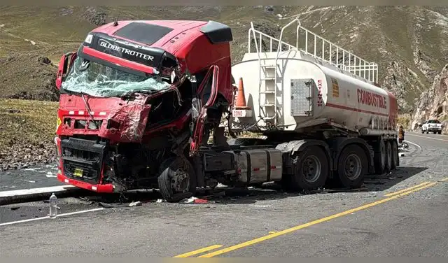 Tráiler cisterna afectado en la parte frontal tras el choque. Tráiler cisterna afectado en la parte frontal tras el choque.
