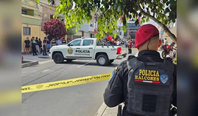 Efectivos policiales en la escena del crimen. Efectivos policiales en la escena del crimen.