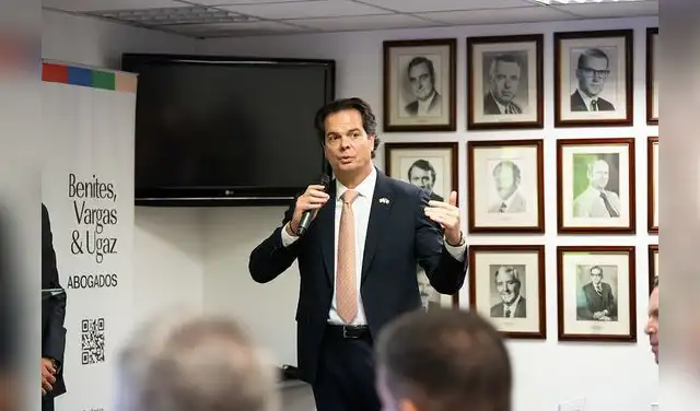 Oficialmente el embajador norteamericano Bernie Navarro confirmó que el contrato se suscribió el 20 de abril, después que Balcázar dijo que no se firmaría. Foto: Embajada de EEUU Perú  