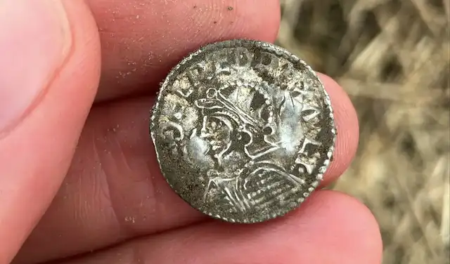 Moneda muestra la cabeza de un rey de perfil y lo identifica como Edelred (Etelredo el Indeciso). Foto: May-Tove Smiseth/Autoridad del condado de Innlandet)