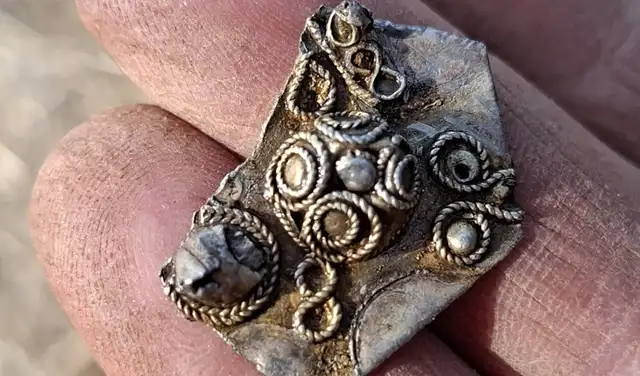 Los arqueólogos también recuperaron plata troceada: piezas de joyería de plata que se cortaban y se utilizaban como moneda en la Edad Media. Foto: Autoridad del condado de Innlandet