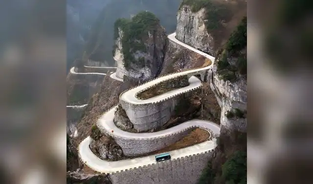 La Carretera de Tianmen Mountain es reconocida mundialmente como la “Heaven-Linking Avenue”. Foto: CDN